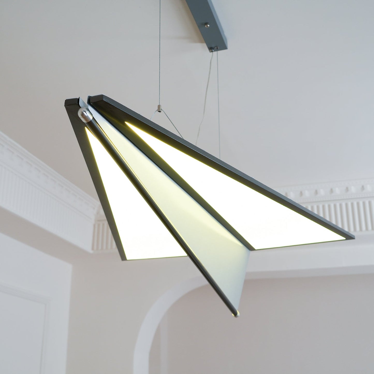 Aerodynamic Aircraft LED Pendant / L 40.9″ x W 27.9″ x H 8.7″ / Dark Grey & White / Cool Light